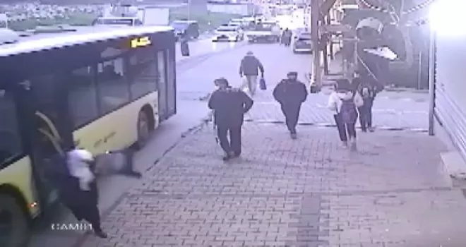 Otobüs erken hareket etti, yaşlı kadın yere düştü

