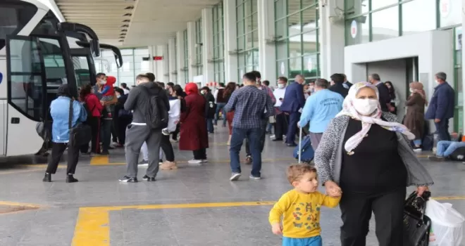 Otogarda kısıtlama öncesi büyük yoğunluk
