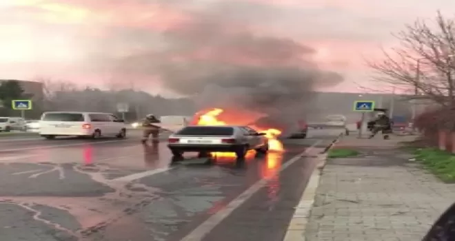 Otomobil alev alev yandı, sürücü son anda kurtuldu
