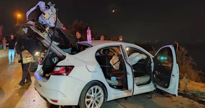 Otomobil bariyerlere ok gibi saplandı: 4 yaralı
