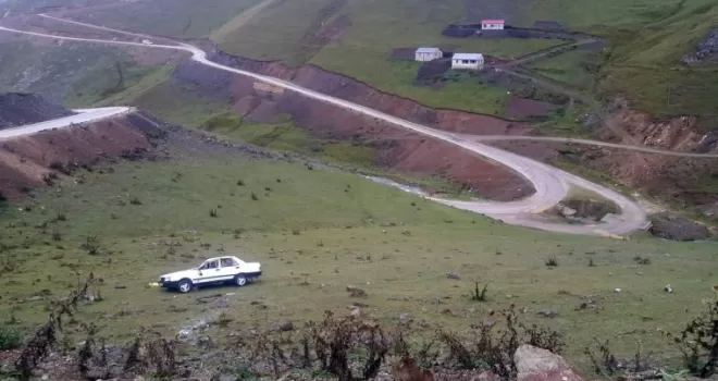Otomobil dereye yuvarlandı: 1 ölü, 1 yaralı