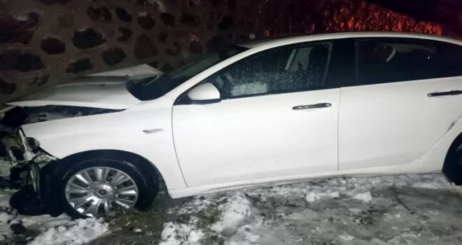 Otomobil duvara çarptı: 2 yaralı
