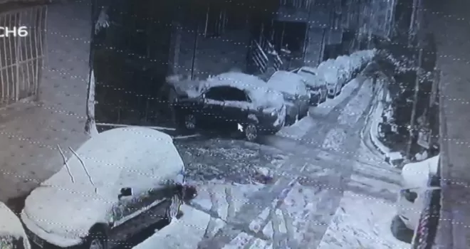 Otomobil duvarı yıkıp binaya çarptı
