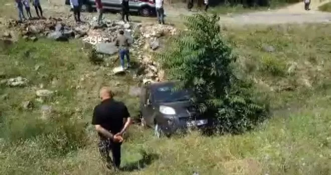 Otomobil sürücüsü inek sürüsüne çarpmamak için dereye uçtu:1 ağır yaralı
