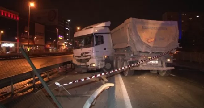 Otomobile çarpmamak için manevra yapan hafriyat kamyonu bariyerlere çarptı
