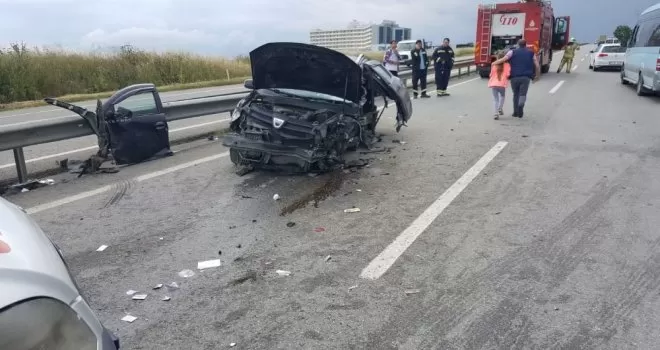 Otomobilin bariyerlere çarptığı kazada 6 kişi yaralandı

