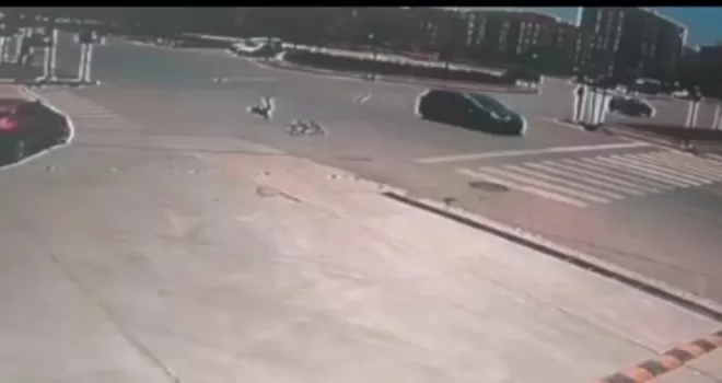 Otomobilin çarptığı bisiklet sürücüsü metrelerce sürüklendi
