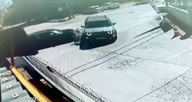 Otomobilin çarptığı cip devrildi: O anlar kamerada
