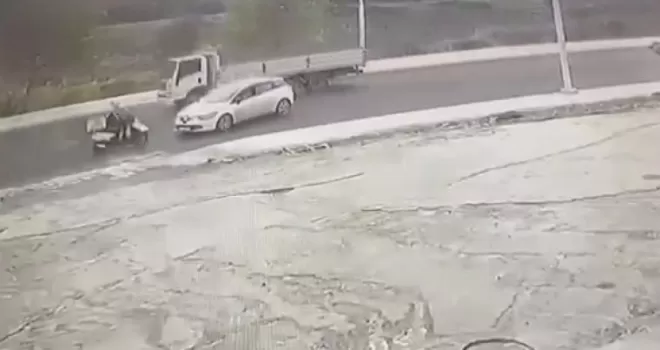 Otomobilin çarptığı motosikletli metrelerce havaya savruldu
