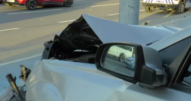 Otomobilin çarptığı park halindeki araç takla attı: Sürücü ağır yaralandı
