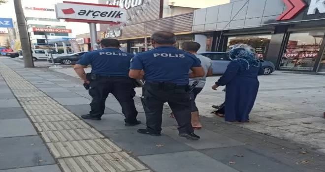 Otomobilin çarptığı yaya yaralandı, kaza anı kameraya yansıdı
