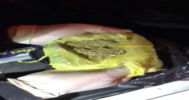 Otomobilin motor bölümünde sakladıkları uyuşturucu ile yakalandılar
