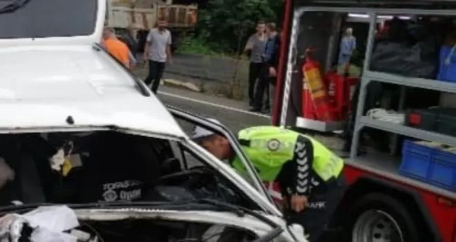 Otomobille çarpışan araç dereye uçtu 6 yaralı