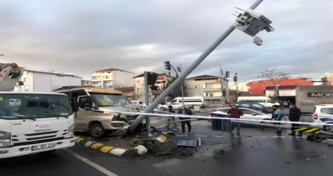 Otomobille çarpışan minibüs direğe çarptı: 7 yaralı
