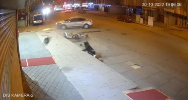 Otomobille çarpışan motosikletli metrelerce savruldu: O anlar kamerada
