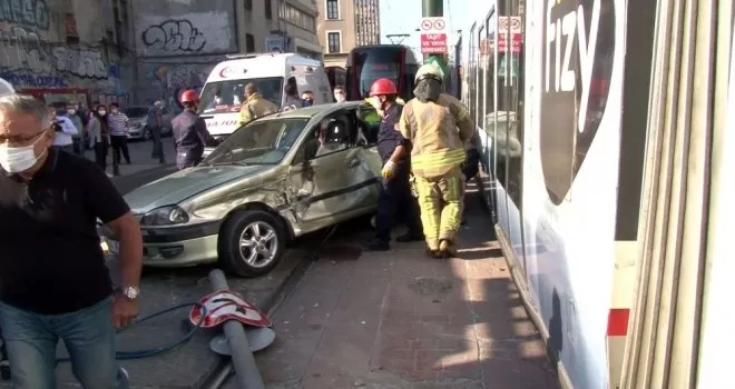 Otomobille tramvay çarpıştı: 1 yaralı
