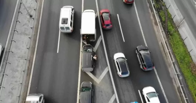 Otoyol ortasında kargo transferi kamerada
