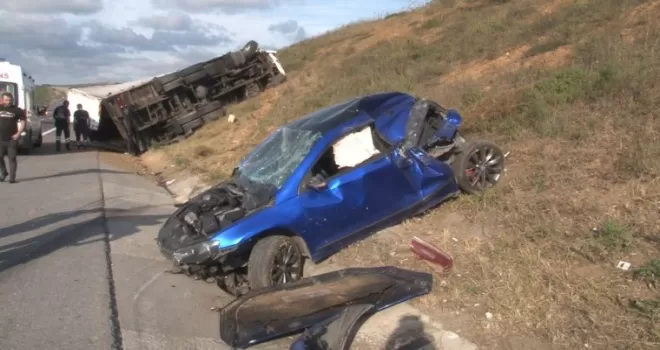 Otoyolda duran otomobile tır çarptı: 2 yaralı
