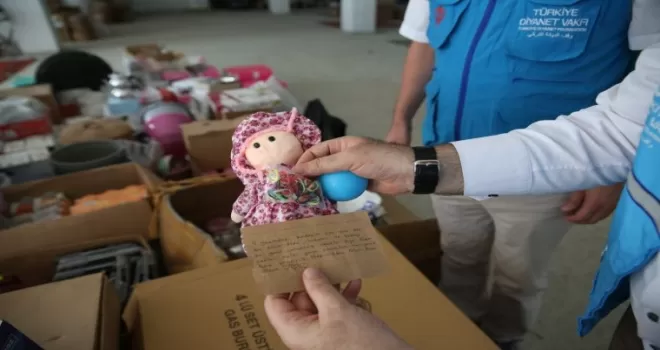 Oyuncak bebeğini ve tokalarını yangından etkilenen çocuklara gönderdi
