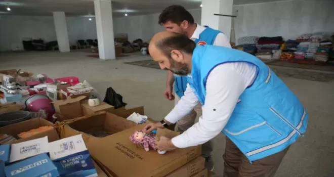 Oyuncak bebeğini ve tokalarını yangından etkilenen çocuklara gönderdi
