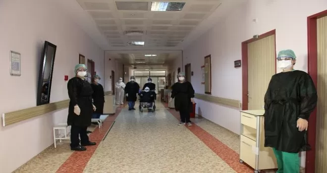 104 yaşındaki korona virüs hastası taburcu oldu
