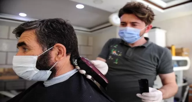 50 gün sonra müşterilerine kavuşan berberler mutlu