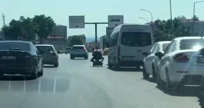 (Özel) Akülü engelli aracıyla tehlikeli yolculuk kamerada
