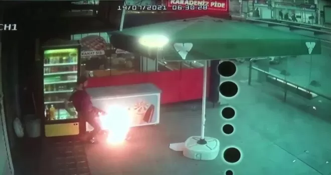 (ÖZEL) Alev alan piknik tüpünü tekmeleyerek böyle dışarıya çıkardı
