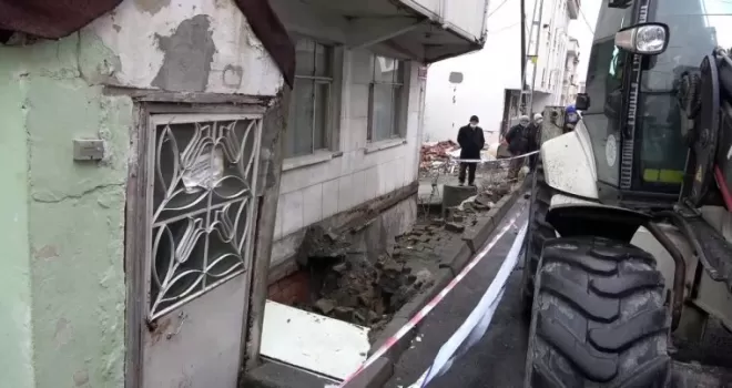  Arnavutköy’de kaldırım çöktü, bir bina boşaltılarak mühürlendi