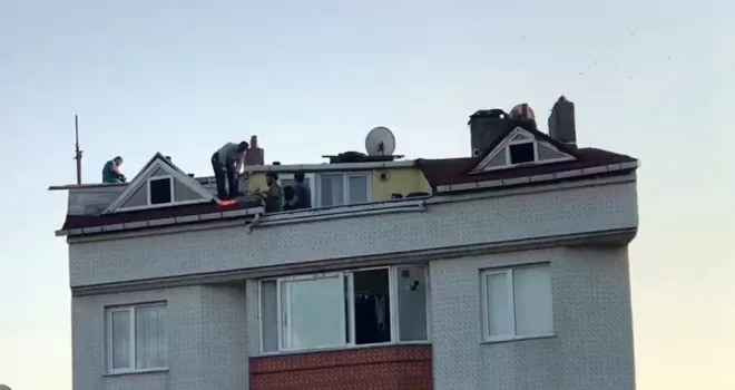Arnavutköy’de tehlikeli çatı tamiri