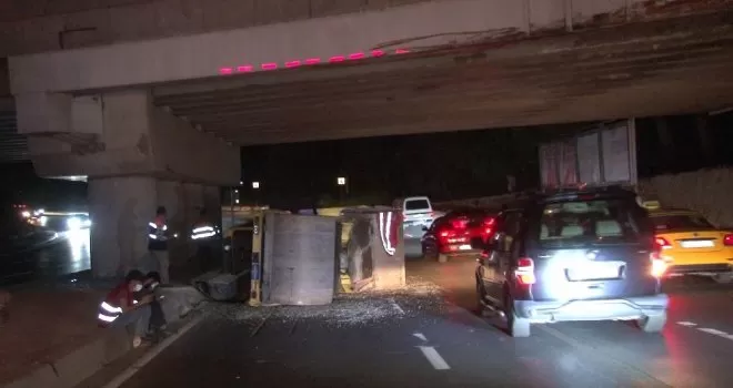  Asfalt silindiri tırın üzerinden yola devrildi