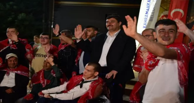 Özel askerler kınaları yakılarak askere uğurlandı

