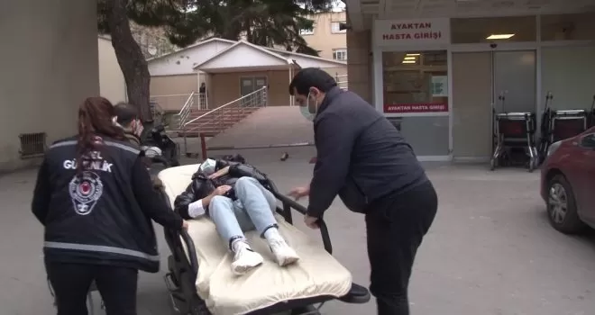 (Özel) Ataşehir’de kaza yapan motosikletli kadının yardımına gazeteci yetişti
