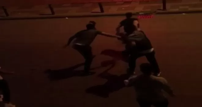 (Özel)- Ataşehir’de yol verme kavgasında araç sürücüsüne kaskla saldırdılar
