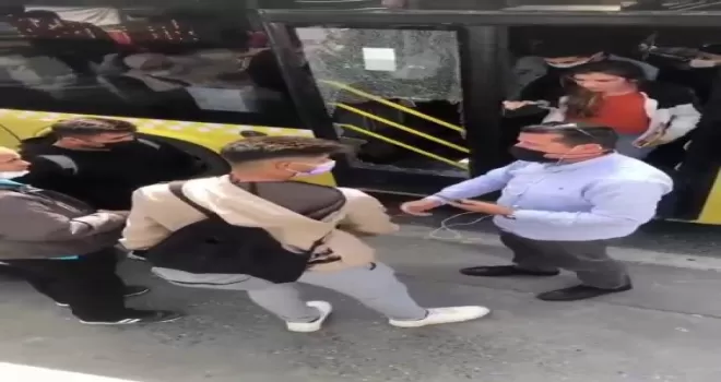 (Özel) Avcılar’da otobüs kapısına çantası sıkışan genç sinirlenip camı kırdı
