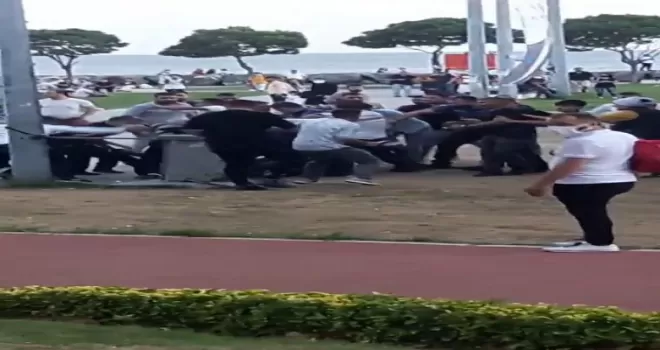 (Özel) Avcılar sahilde "laf atma" kavgası
