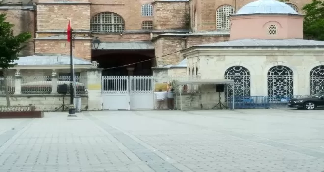  Ayasofya Camii’nde o tabelalar kaldırıldı