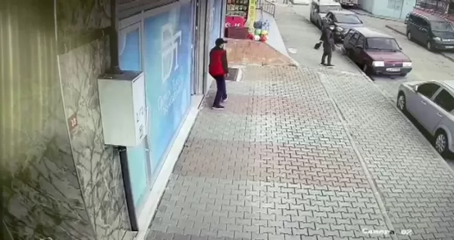 (ÖZEL)Bahçelievler’de gündüz vakti hırsızlık kamerada
