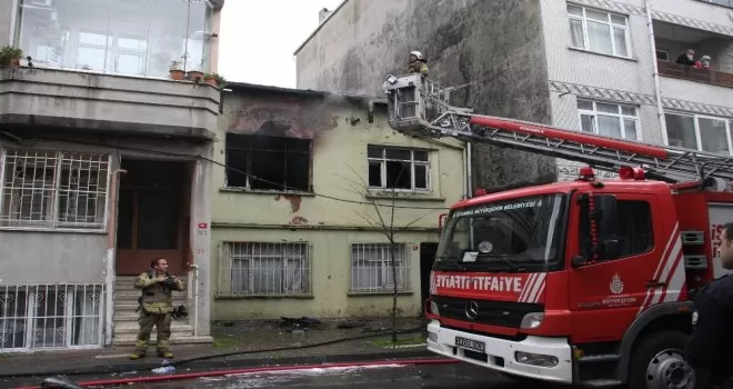 (Özel) Bayrampaşa’da gecekondu alev alev yandı
