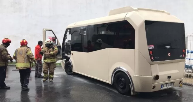Benzinlikte minibüs alev aldı, faciadan dönüldü