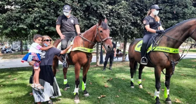 (Özel) Beşiktaş’ta atlı polislerin denetimi büyük ilgi gördü
