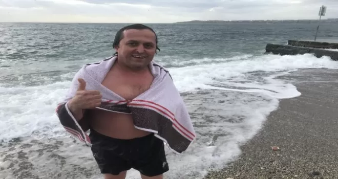 (Özel) Beylikdüzü’nde kış ortasında denize girdi
