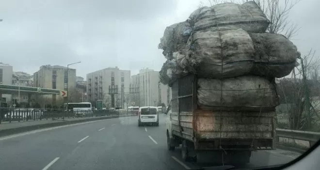Beyoğlu’nda aşırı yüklü kamyon, trafikte tehlike saçtı