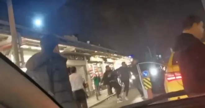(Özel) Beyoğlu’nda yaşanan yumruk ve tekmeli kavgalar kamerada

