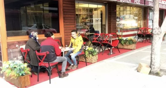 Börekçi önünde ayakta, korona virüs kahvaltısı