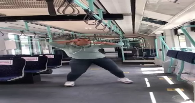 Boş bulduğu tramvayda zumba yaptı