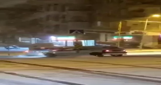 (ÖZEL) Buzlanan yolda sürücüler zor anlar yaşadı
