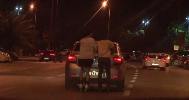 (Özel) Caddebostan Sahil’de patenli gençlerin tehlikeli yolculuğu

