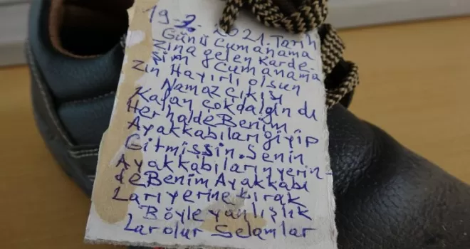 (Özel) Camide ayakkabıları çalınan adamdan hırsıza “ayakkabılı” mesaj
