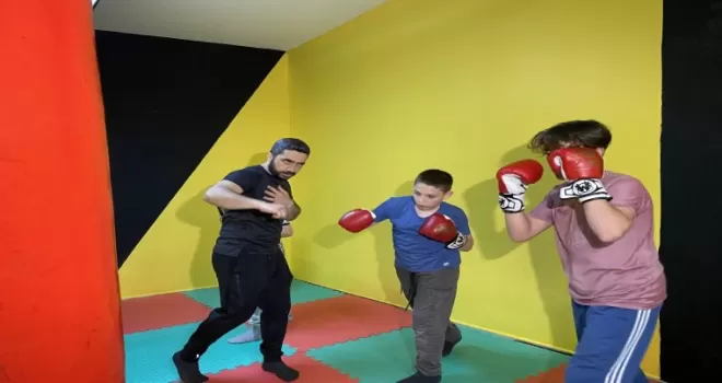 (ÖZEL) Camide imam salonda boks antrenörü
